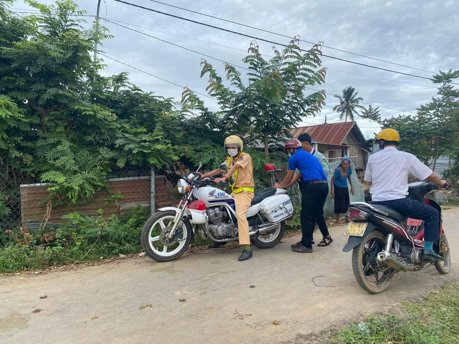 Đội tiếp sức mùa thi và CSGT huyện Lắk hỗ trợ thí sinh đến điểm thi an toàn, kịp thời gian dự thi. Đội tiếp sức mùa thi và CSGT huyện Lắk hỗ trợ thí sinh đến điểm thi an toàn, kịp thời gian dự thi.