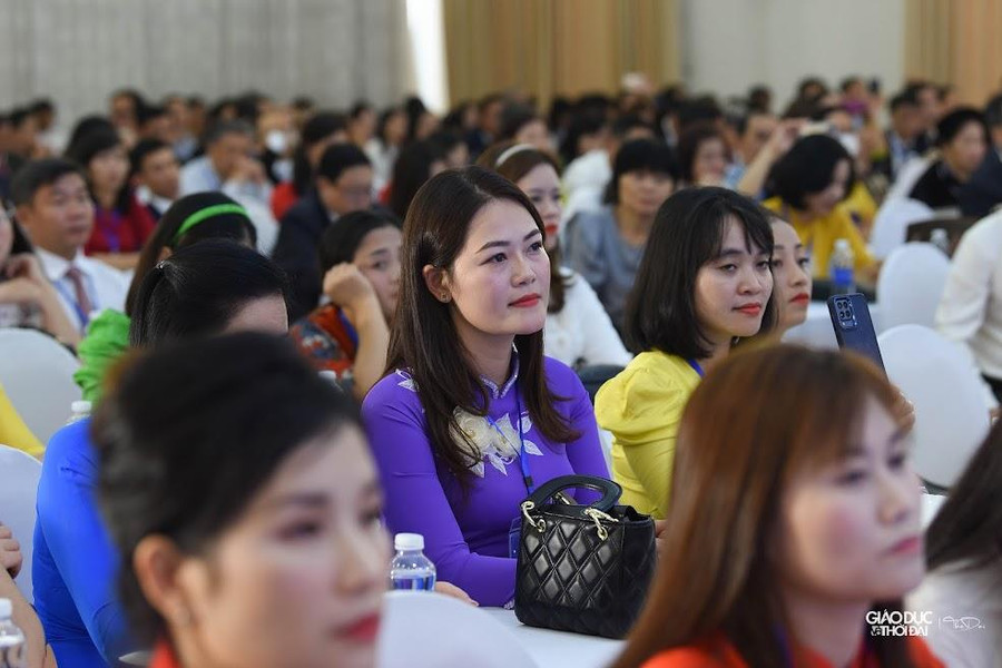 Đại diện các nhà giáo tiêu biểu tham dự buổi gặp mặt Bộ trưởng Bộ GD&ĐT nhân kỷ niệm 40 năm Ngày Nhà giáo Việt Nam. Đại diện các nhà giáo tiêu biểu tham dự buổi gặp mặt Bộ trưởng Bộ GD&ĐT nhân kỷ niệm 40 năm Ngày Nhà giáo Việt Nam.