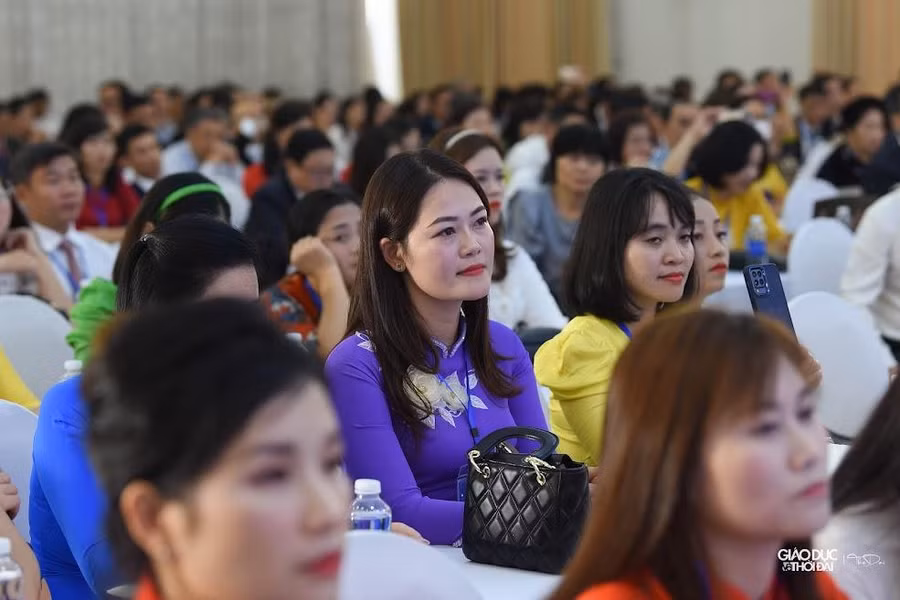 Đại diện các nhà giáo tiêu biểu tham dự buổi gặp mặt Bộ trưởng Bộ GD&amp;ĐT nhân kỷ niệm 40 năm Ngày Nhà giáo Việt Nam.