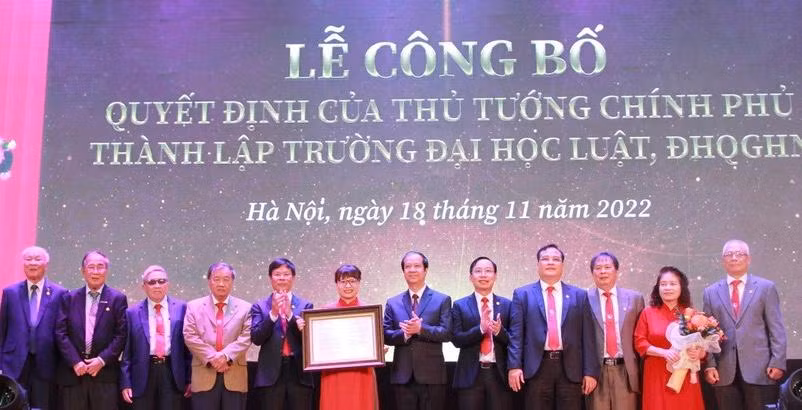 Bộ trưởng Bộ GD&ĐT Nguyễn Kim Sơn trao quyết định thành lập cho Trường ĐH Luật.