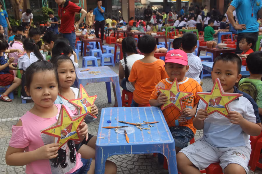 Trẻ mầm non năng động với hoạt động ngoài trời. Ảnh Phan Nga