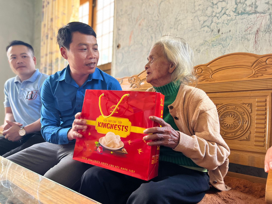 Anh A Xây, Phó Bí thư thường trực Tỉnh đoàn Kon Tum tặng quà cho mẹ Việt Nam anh hùng. Anh A Xây, Phó Bí thư thường trực Tỉnh đoàn Kon Tum tặng quà cho mẹ Việt Nam anh hùng.