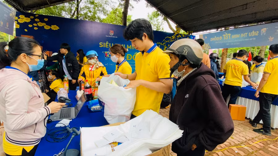 Nhân viên "Siêu thị mini 0 đồng" tích cực hỗ trợ người dân thanh toán sau khi đã chọn xong nhu yếu phẩm.