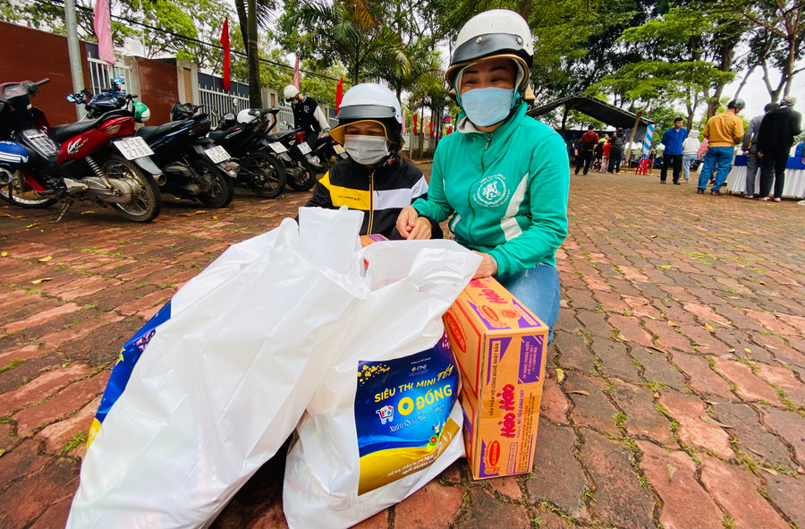 Chị Nhàn và chị Thu phấn khởi với nhu yếu phẩm vừa mua được từ "Siêu thị mini 0 đồng". Chị Nhàn và chị Thu phấn khởi với nhu yếu phẩm vừa mua được từ "Siêu thị mini 0 đồng".
