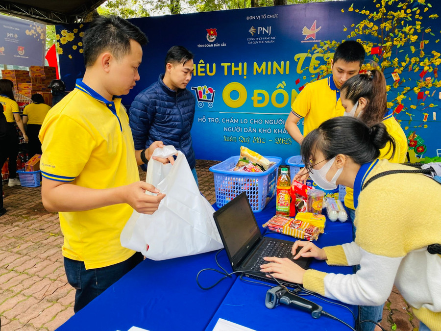 Nhân viên "Siêu thị mini 0 đồng" tích cực hỗ trợ người dân thanh toán sau khi đã chọn xong nhu yếu phẩm. Nhân viên "Siêu thị mini 0 đồng" tích cực hỗ trợ người dân thanh toán sau khi đã chọn xong nhu yếu phẩm.