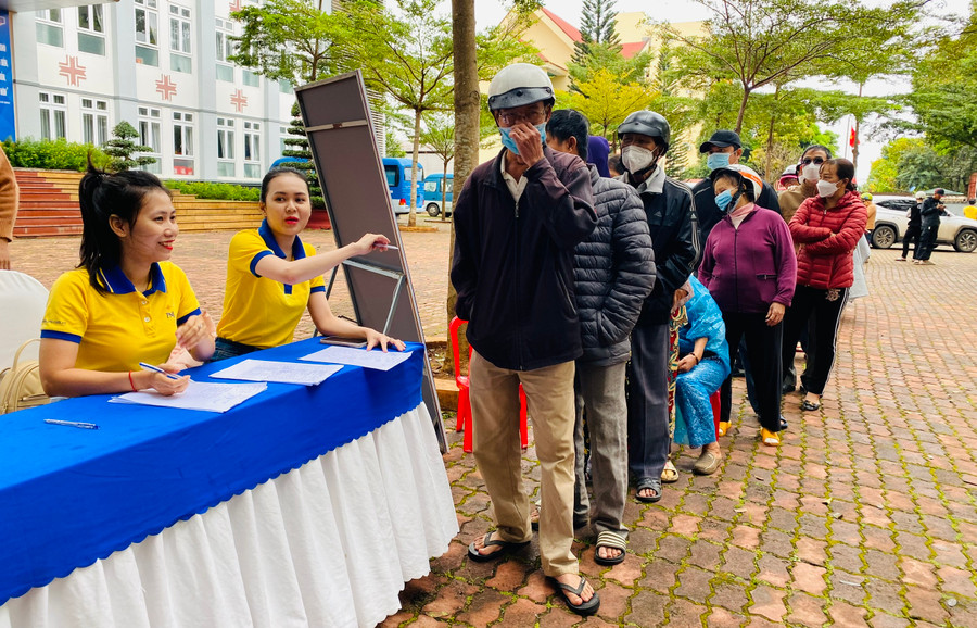 Người dân xếp hàng để vào mua đồ tại "Siêu thị mini 0 đồng" ngày 7/1. Người dân xếp hàng để vào mua đồ tại "Siêu thị mini 0 đồng" ngày 7/1.