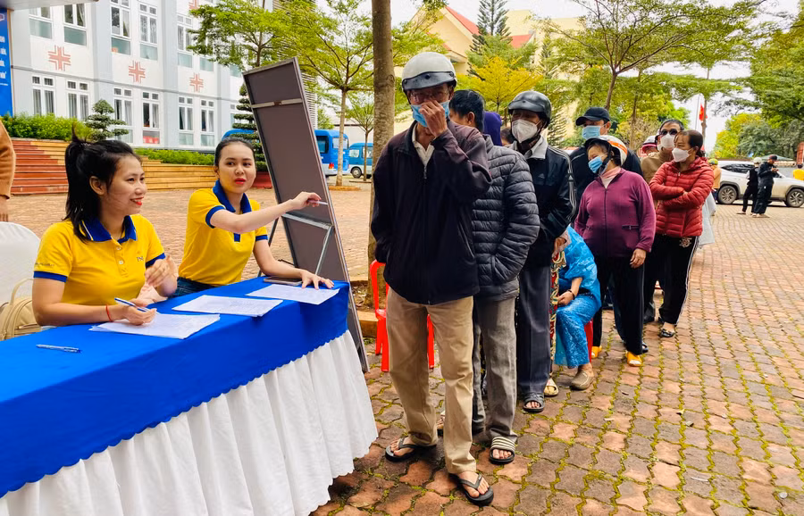 Người dân xếp hàng để vào mua đồ tại "Siêu thị mini 0 đồng" ngày 7/1.