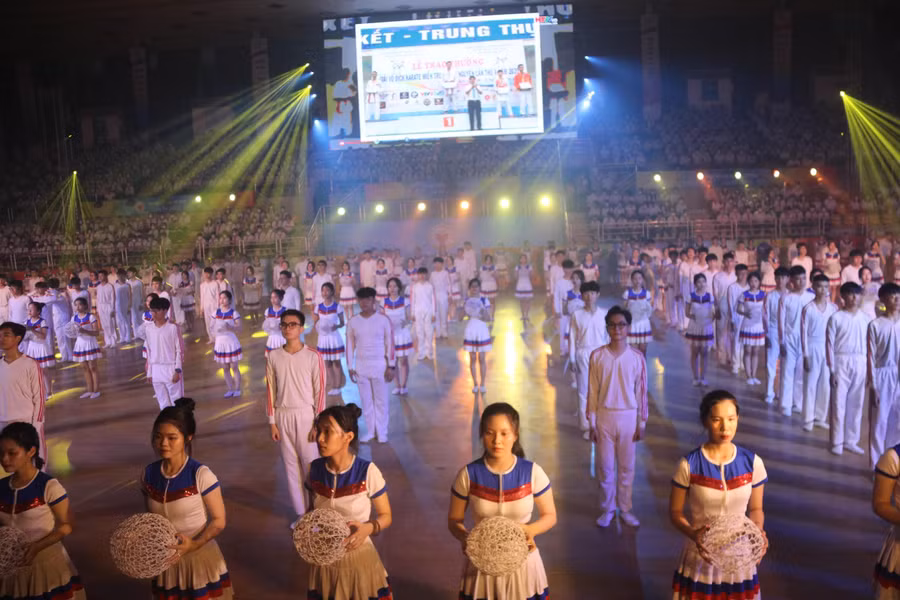 Màn đồng diễn của 535 diễn viên từ các trường THCS và THPT trên địa bàn Hà Tĩnh.