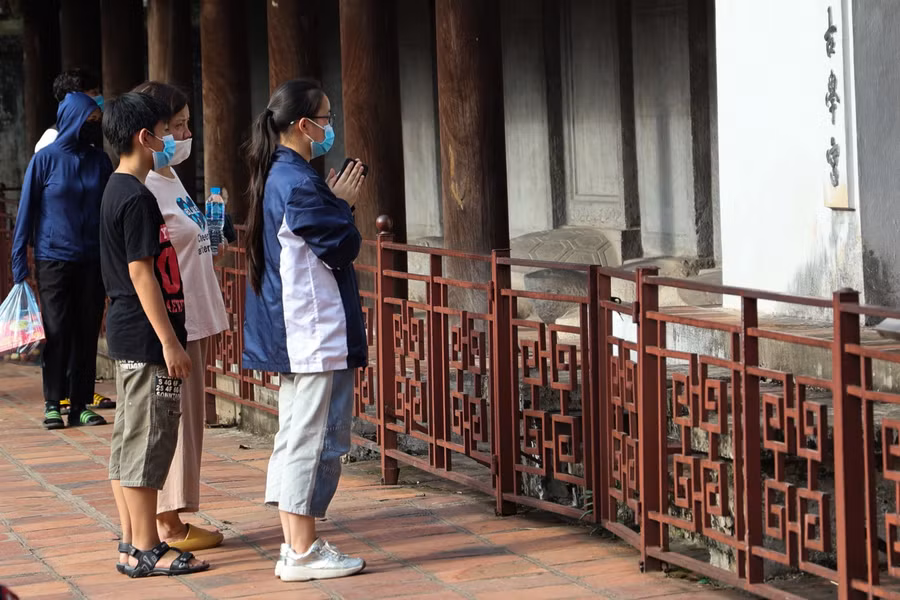 Phụ huynh và các bạn học sinh lớp 9 thành tâm cầu khấn với mong muốn hoàn thành thật tốt kỳ thi.