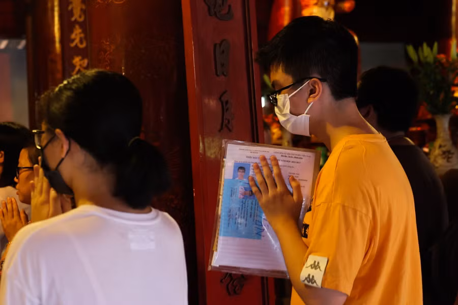 Sĩ tử nô nức đến Văn Miếu ‘cầu may’ trước kỳ thi tuyển sinh vào lớp 10 ảnh 7