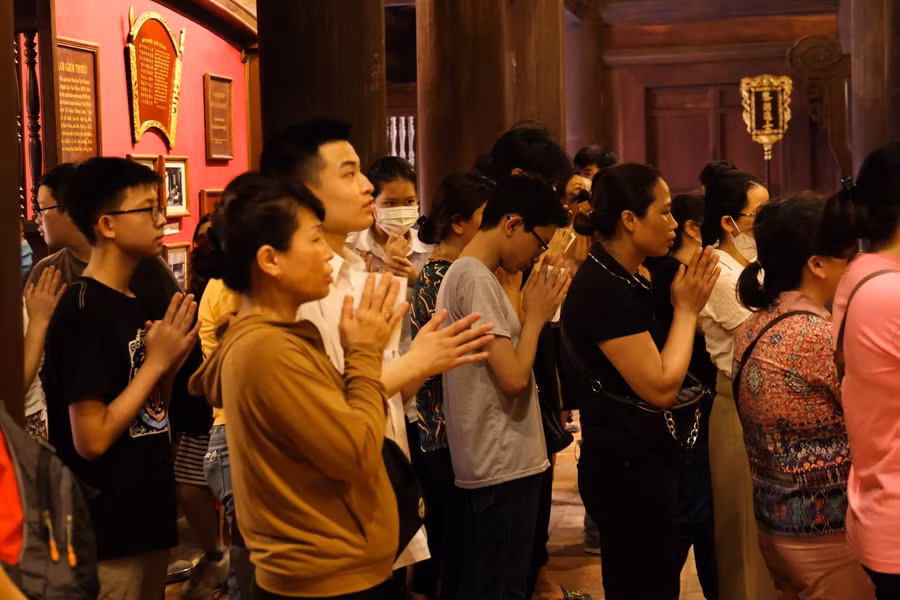 Nhiều sĩ tử cẩn thận đã mang cả giấy dự thi, bút... đến để cầu may mắn.