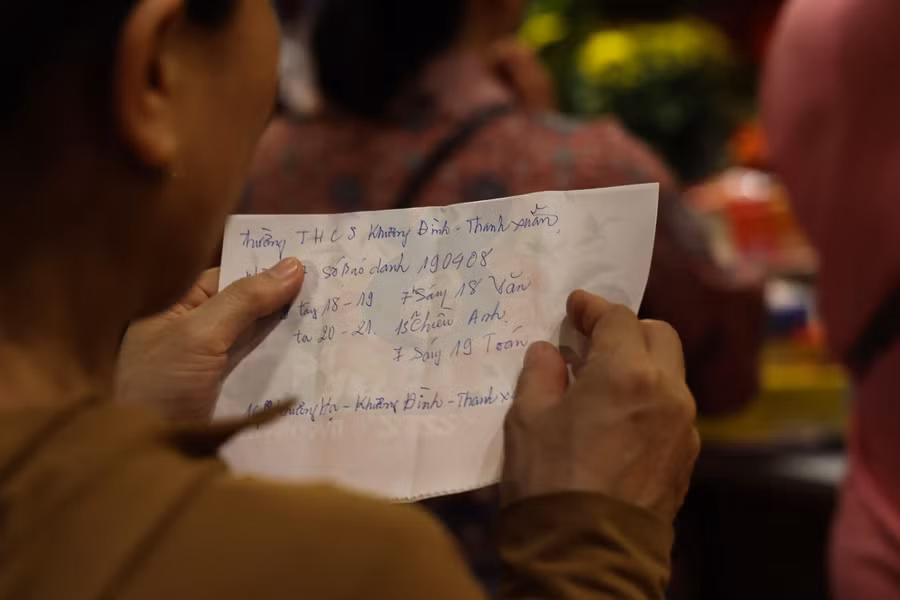 Sĩ tử tới Văn Miếu để cầu may mắn nên người nhà đã chuẩn bị sẵn thông tin của sĩ tử.