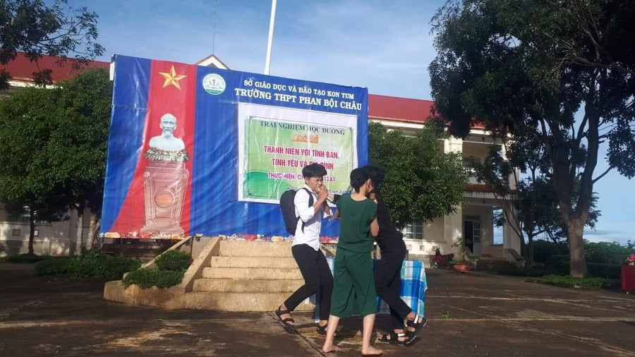 Học sinh Kon Tum tham gia đóng tiểu phẩm về Bạo lực học đường.
