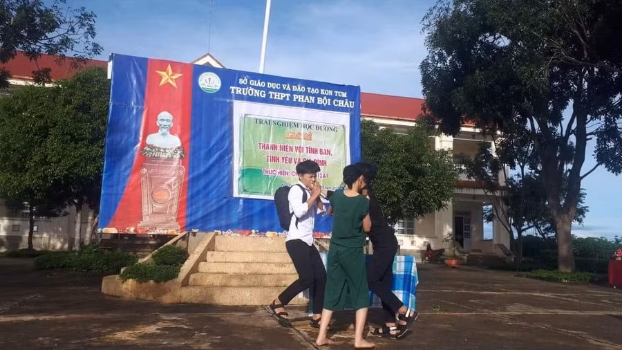 Học sinh Kon Tum tham gia đóng tiểu phẩm về Bạo lực học đường.