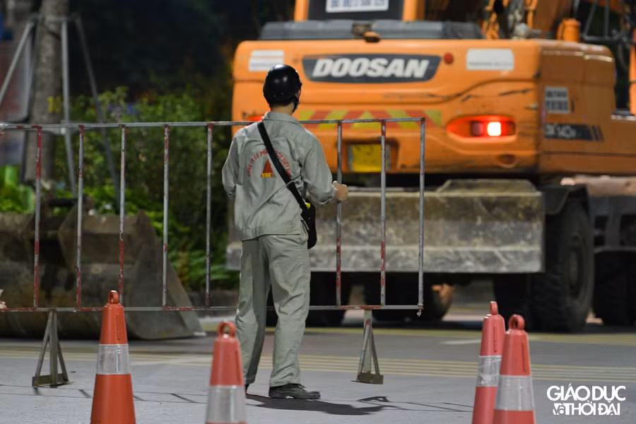 Chiều còn lại các phương tiện lưu thông bình thường. Thi công cuốn chiều từng chiều hầm, hoàn thiện thi công xong mới chuyển sang thi công chiều hầm còn lại.