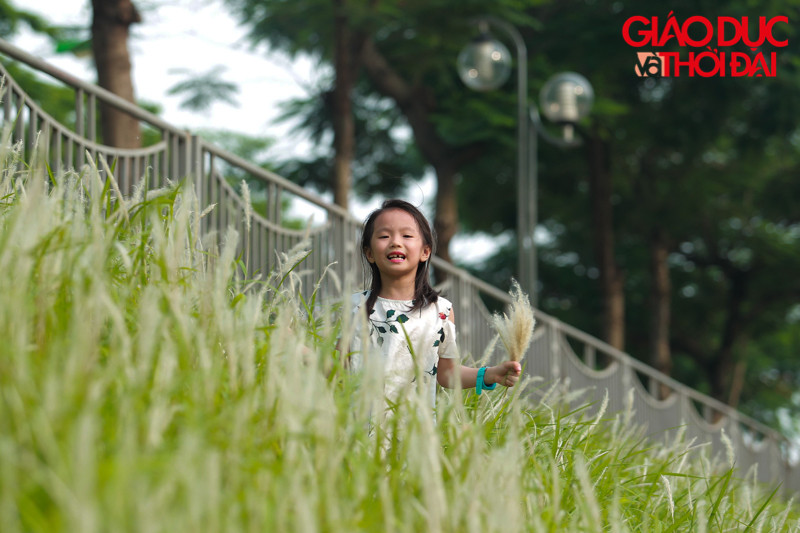 Trẻ nhỏ khi ra đoạn sông Tô Lịch đã không cần phải mang theo khẩu trang để tránh khỏi mùi “ám ảnh” của con sông như trước đây.