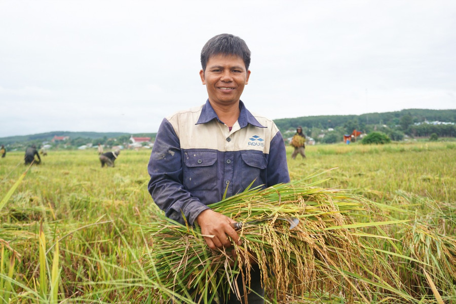 Vừa giúp bà con thoát nghèo, anh A Kân tuyên truyền để người dân thay đổi suy nghĩ theo hướng tiến bộ. Vừa giúp bà con thoát nghèo, anh A Kân tuyên truyền để người dân thay đổi suy nghĩ theo hướng tiến bộ.