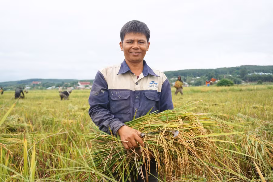 Vừa giúp bà con thoát nghèo, anh A Kân tuyên truyền để người dân thay đổi suy nghĩ theo hướng tiến bộ.