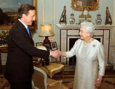 Nữ hoàng Anh Elizabeth đã chỉ định ông David Cameron thành lập chính phủ mới, sau khi ông Gordon Brown từ chức