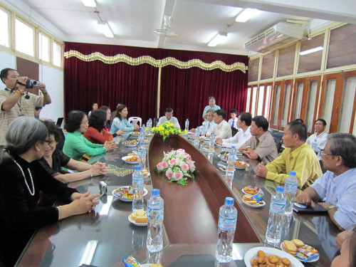 Giao lưu và làm việc tai trường ĐH Ngôn ngữ Viêng Chăn