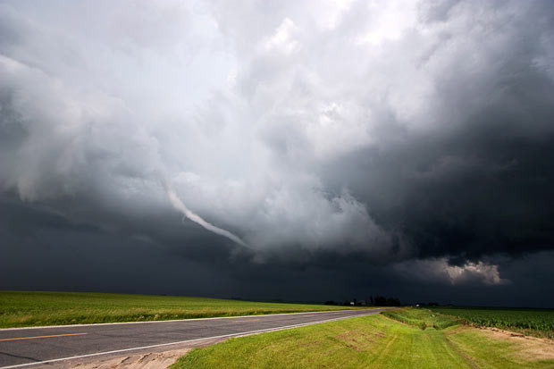 Những bức ảnh kinh hoàng của người "săn bão" ảnh 9 June 21, 2009: a storm with dramatic funnels and tornadoes in central Iowa