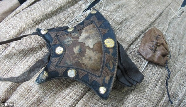 Hàn Quốc phát hiện xác ướp 500 tuổi của một phụ nữ danh giá ảnh 2 A satchel and ornaments worn by and buried with the Joseon Dynasty woman whose remains were found at an industrial complex site Read more: http://www.dailymail.co.uk/news/worldnews/article-1278040/500-year-old-remains-Korean-woman-discovered-handbag.html#ixzz0ntYPGtLA