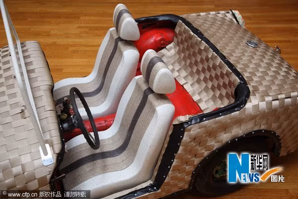 Ô tô được dệt từ đồ tái chế ảnh 3