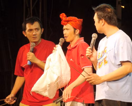 Hữu Lộc (đầu tiên bên trái) và các danh hài Hoài Linh, Chí Tài trên sân khấu.