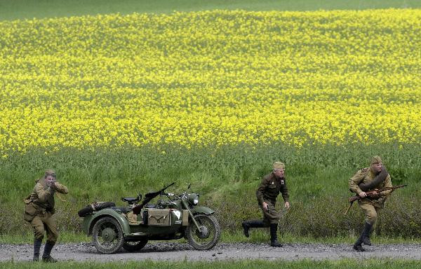 Châu Âu kỷ niệm ngày Thế chiến thứ 2 kết thúc ảnh 6 Actors dressed as soldiers of the Russian army re-enact a historic battle to commemorate the 65th anniversary of the end of World War II in Milin May 8, 2010.