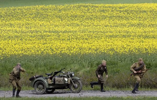 Actors dressed as soldiers of the Russian army re-enact a historic battle to commemorate the 65th anniversary of the end of World War II in Milin May 8, 2010.
