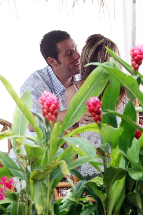 Jennifer Aniston trao nụ hôn say đắm cho Adam Sandler ảnh 2