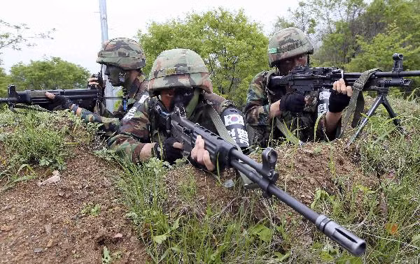 South Korean soldiers conduct a military drill near the demilitarized zone (DMZ) separating South Korea from North Korea in Yanggu, about 180 km (112 miles) 