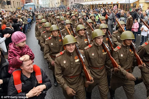 Những đám đông bên đường chào đón đoàn diễu binh