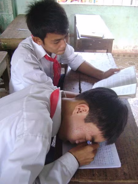 Mỗi lần đọc bài hay học bài, Thịnh đều áp sát mặt vào quyển sách (vỡ) để gửi chữ mà học