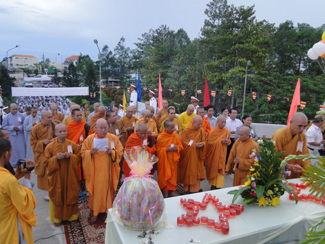 Phật giáo Sóc Trăng viếng nghĩa trang liệt sĩ trước ngày cử hành Đại lễ Phật đản 