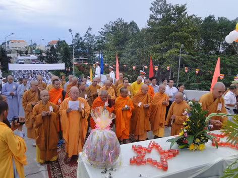 Phật giáo Sóc Trăng viếng nghĩa trang liệt sĩ trước ngày cử hành Đại lễ Phật đản 