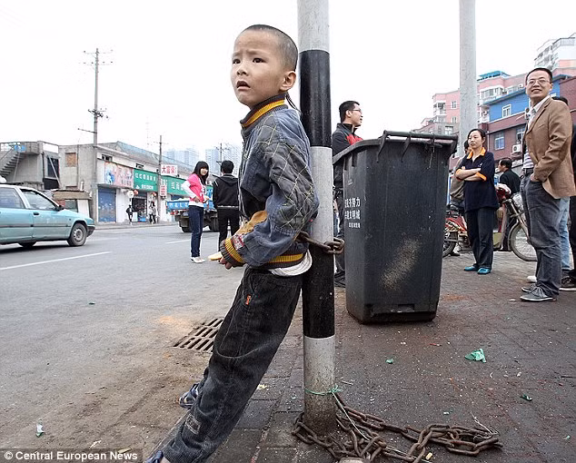 Trung Quốc: Đau lòng cảnh cha bán con như bán nô lệ