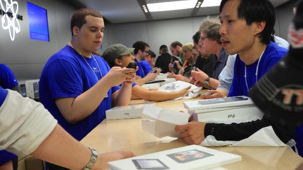 Người Mỹ lại nô nức đi mua iPad 3G ảnh 2 Customers buy iPad 3G in an Apple Store at the 5th Avenue in New York, the United States, April 30, 2010.