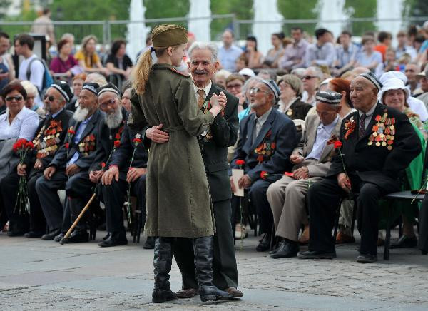 Châu Âu kỷ niệm ngày Thế chiến thứ 2 kết thúc ảnh 5 People visit a World War II memorial in the former village of Khatyn, some 60 km (37 miles) northeast of Minsk, May 8, 2010