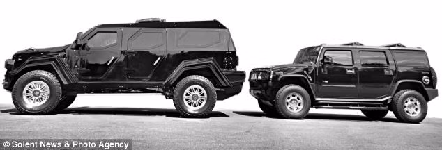 Dài hơn 6 mét, chiếc Knight XV trông nổi bật hơn hẳn so với chiếc Hummer.
