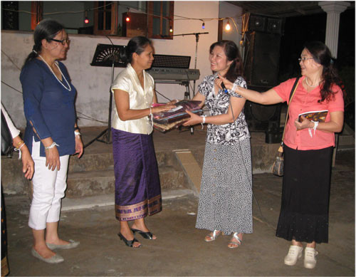 Nhà thơ Nguyễn Thị Mai trao quà cho Nhà văn Thi Đa Chăn, Phó Chủ tịch Hội Nhà văn Lào