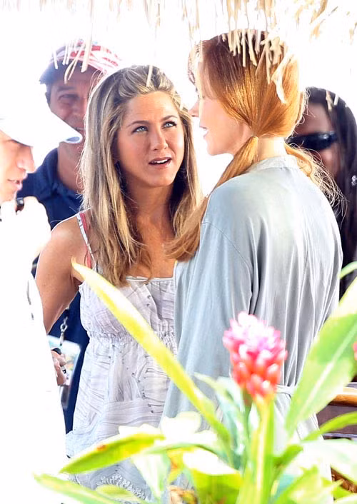 Jennifer Aniston trao nụ hôn say đắm cho Adam Sandler ảnh 4