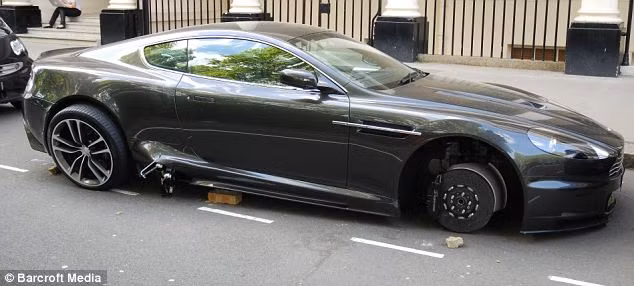 ...chỉ còn lại 1 bánh là chưa bị tháo trộm