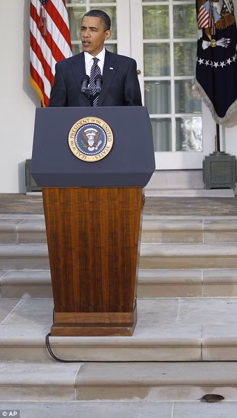 Một con chuột lạ xuất hiện khi Tổng thống Mỹ đang phát biểu