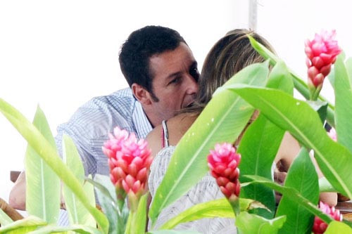 Jennifer Aniston trao nụ hôn say đắm cho Adam Sandler ảnh 3