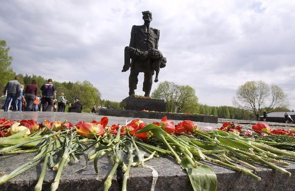 Châu Âu kỷ niệm ngày Thế chiến thứ 2 kết thúc ảnh 3 People visit a World War II memorial in the former village of Khatyn, some 60 km (37 miles) northeast of Minsk, May 8, 2010