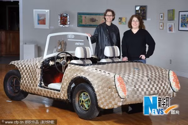 Ô tô được dệt từ đồ tái chế ảnh 2