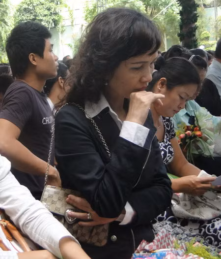 Thầy cô, phụ huynh và các bạn học sinh không giấu được giọt nước mắt rung cảm bởi những gì chân thực nhất, gỉan dị nhất mà bạn Thư đã gửi gắm qua bài viết “Mẹ của con”…