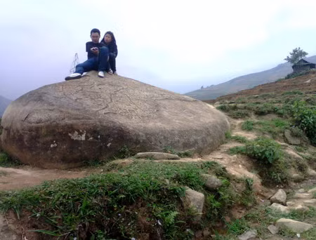 Đôi thanh niên hồn nhiên tâm sự trên di tích lịch sử văn hóa quốc gia.