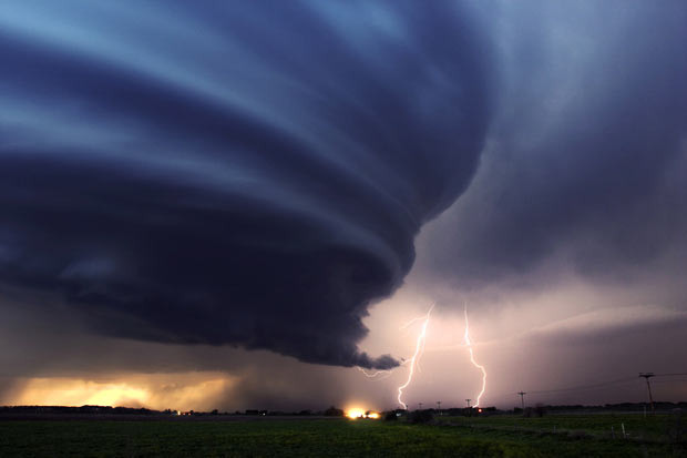 Những bức ảnh kinh hoàng của người "săn bão" ảnh 2 Mr Hollingshead first started chasing storms in 1999. He quit his job at a corn milling plant in 2004 to dedicate himself to storm chasing. He now earns a living selling pictures and footage of storms. He lives in Blair, near Omaha, eastern Nebraska, which he describes as being in